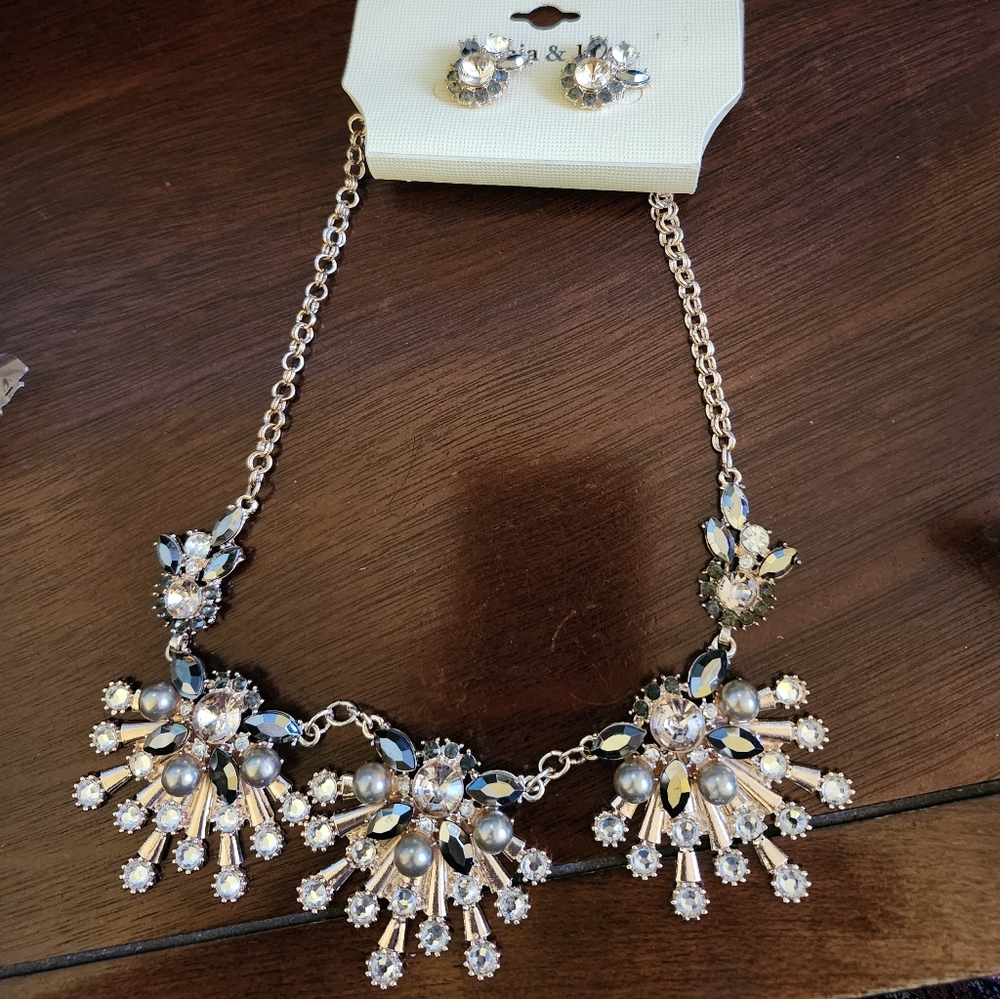 Chic Gold and Crystal Floral Necklace Set